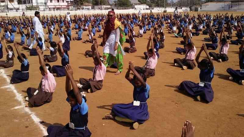 एक तैयारी ऐसा भी : बच्चों को ऑटो में भेड़-बकरियों की तरह ठूंस-ठूंसकर भर ले जा रहे...