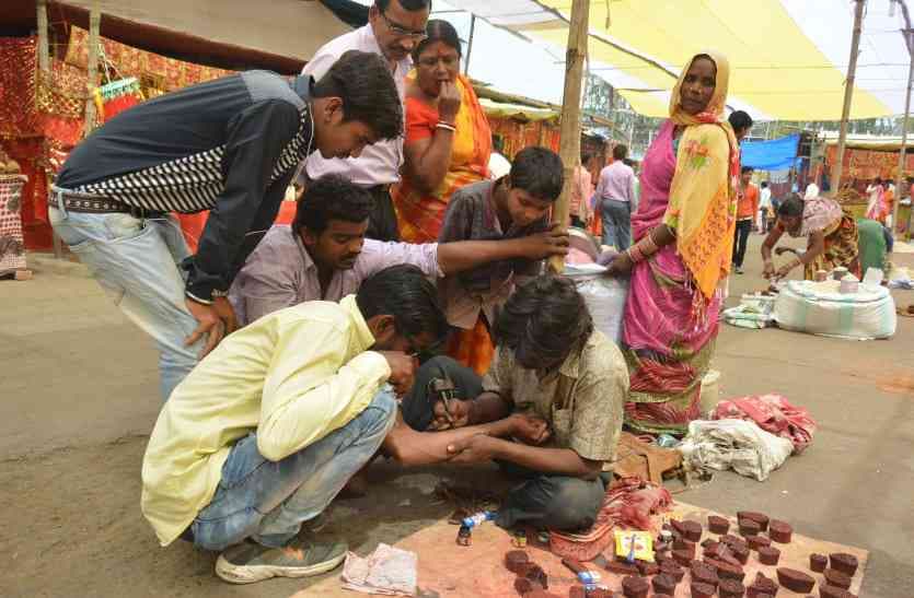 Photo Gallery : सर्वमंगला मंदिर में लगा रहा श्रद्धालुओं का तांता, फोटो में देखिए मां की एक झलक पाने किस तरह कर रहे तपस्या...