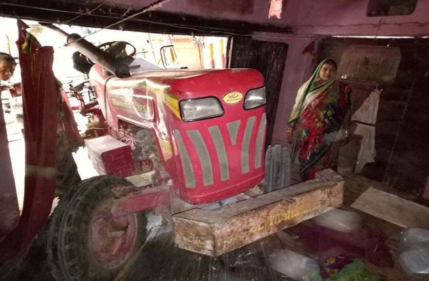 tractor eterned in house in mirzapur