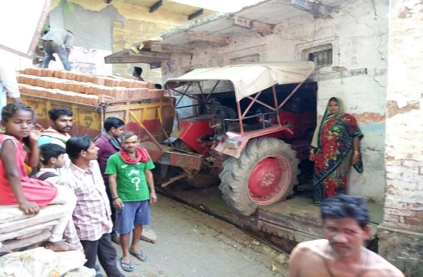 tractor eterned in house in mirzapur