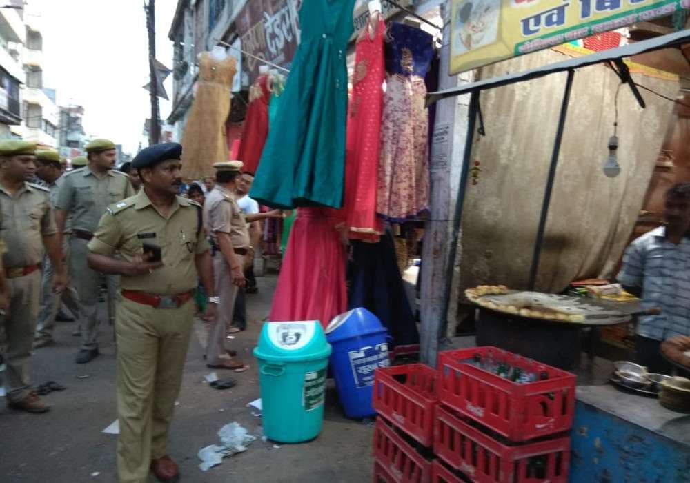 Police Officers action against encroachment in Market Barabanki News