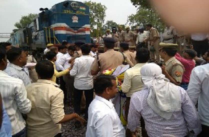 Swarojgar sangh protest against closed private schools