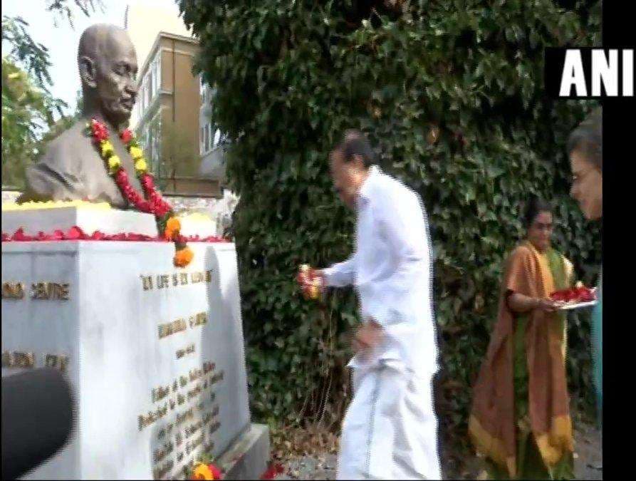 Vice President Venkaiah Naidu pays floral tribute to Mahatma Gandhi