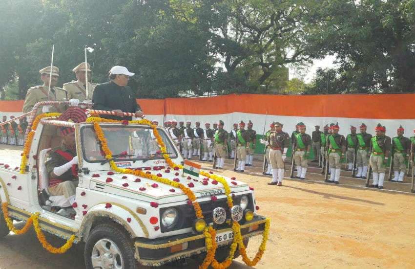 परेड का जायजा लेते जिलाधिकारी