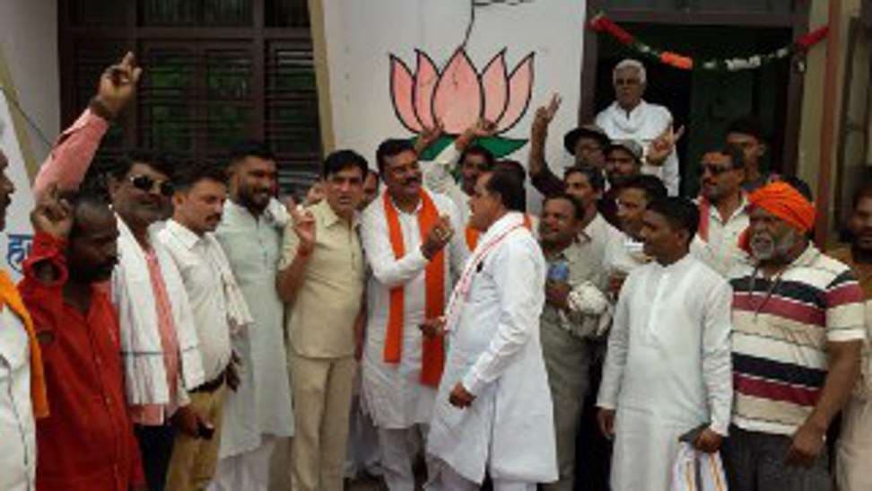 A festive atmosphere in the BJP members