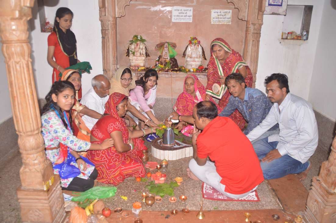 Crowd crowded in pagoda to worship Bhole