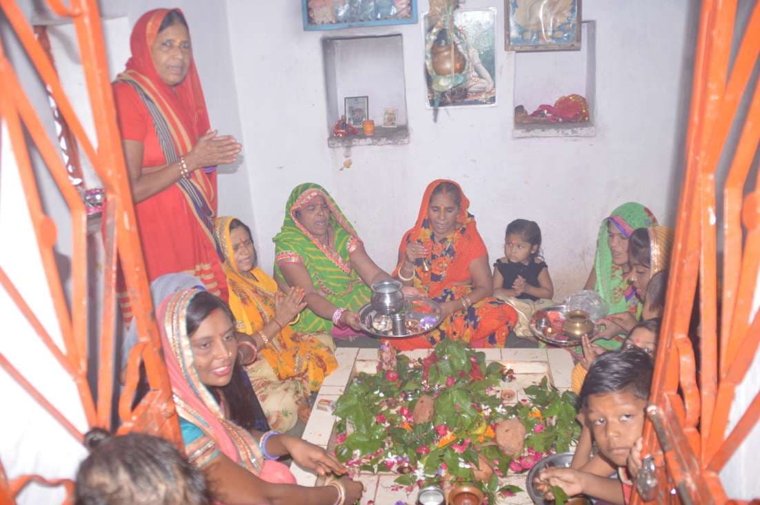 Crowd crowded in pagoda to worship Bhole