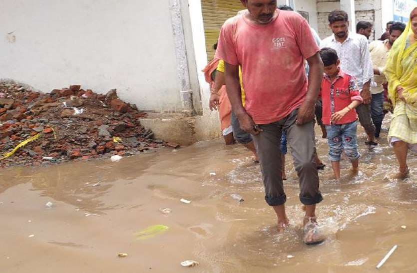 शहर की की सड़कों से पानी निकासी के अभाव में सड़कों में तक भरा पानी।