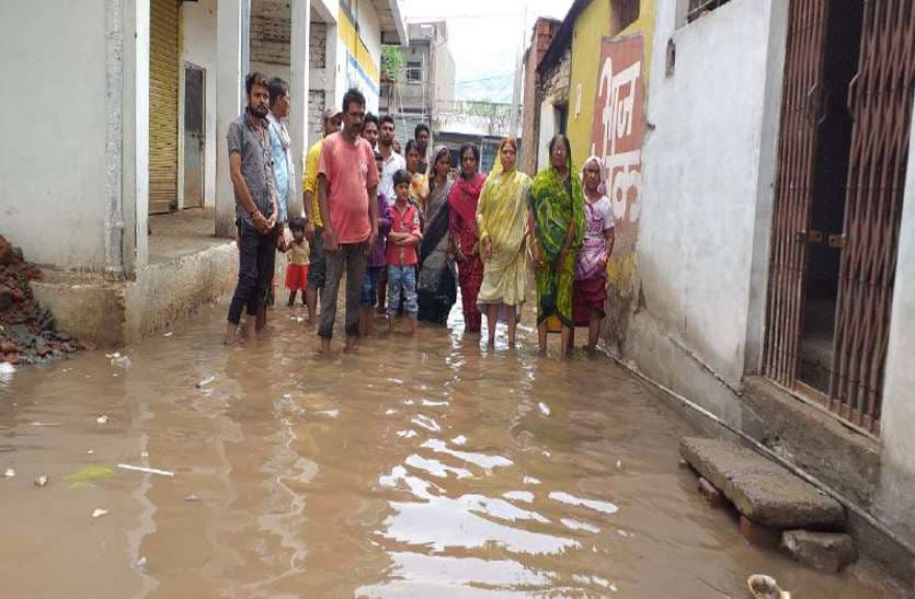 कहीं भी आने जाने तक के लिए लोगों को पानी से होकर गुजरा पड़ रहा है। वहीं लोगों का कहना है कि इस पानी में दोपहिया वाहन तक आ जा नहीं पा रहे हैं।