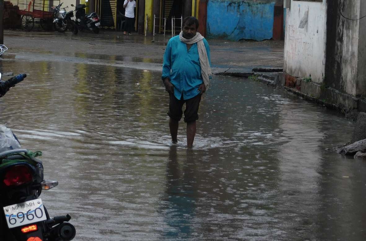 City falls due to rain Full