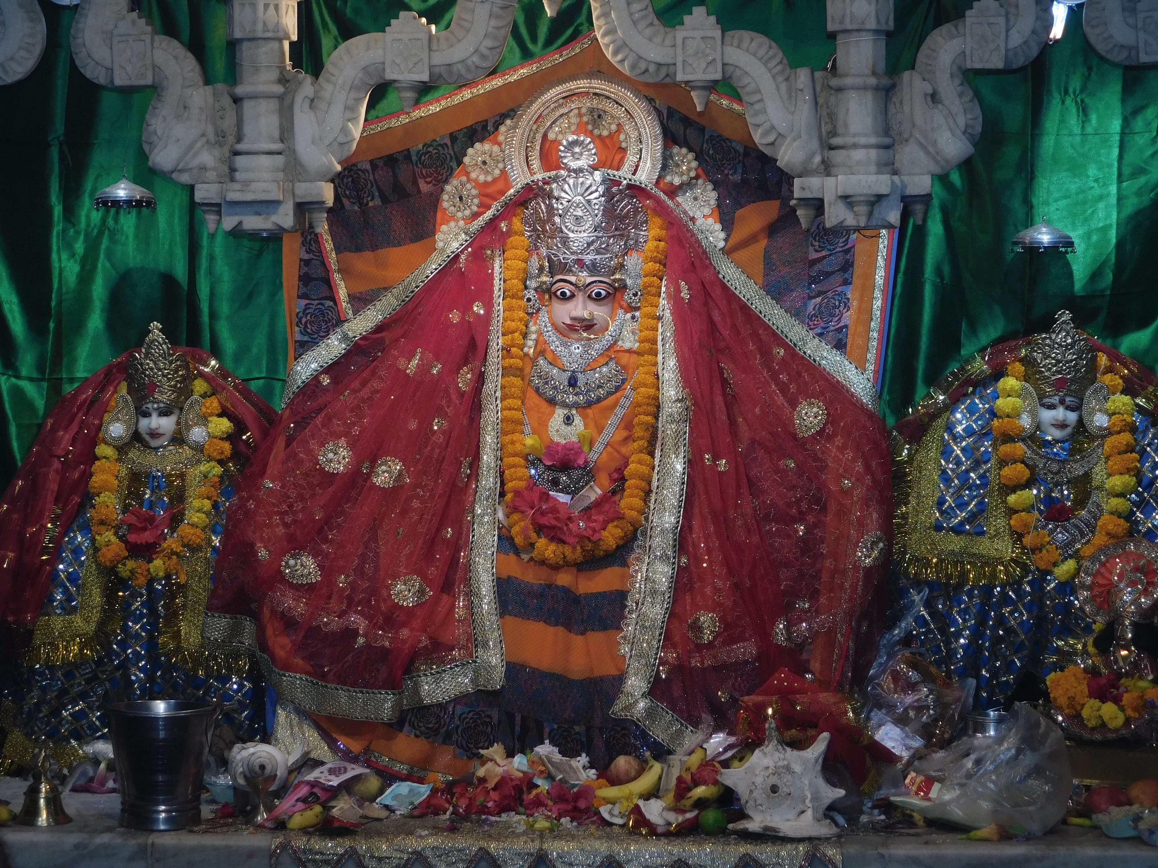 Crowds of devotees gathered to offer water to Mata Rani on the auspic