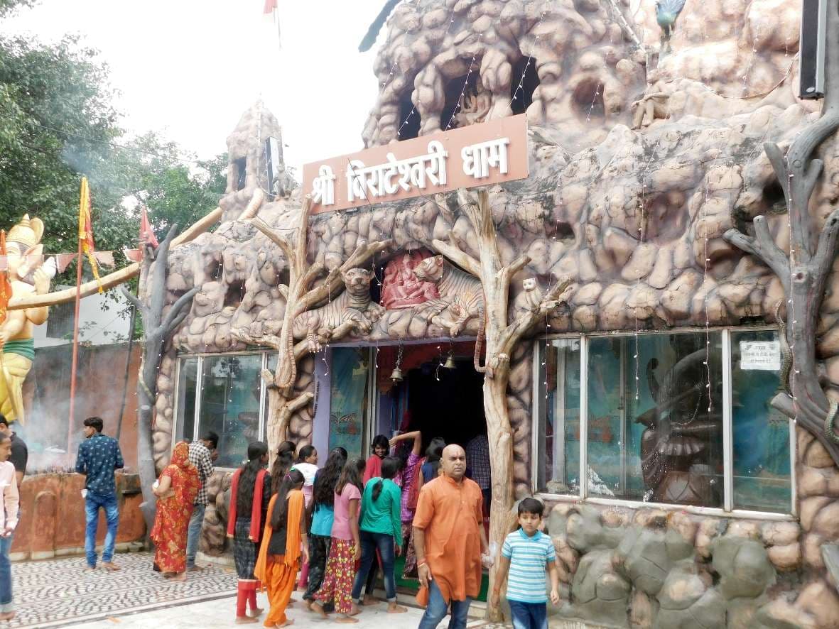 Crowds of devotees gathered to offer water to Mata Rani on the auspic