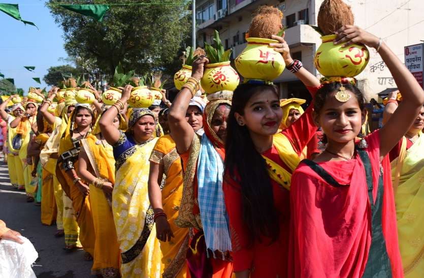 कलश यात्रा में शामिल युवतियां व महिलाएं। 