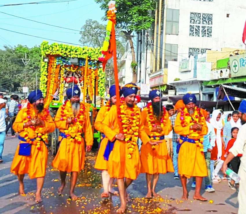 Wreath on Panchpavya in Prabhatferi, a city buzzed with Shabad Kirtan