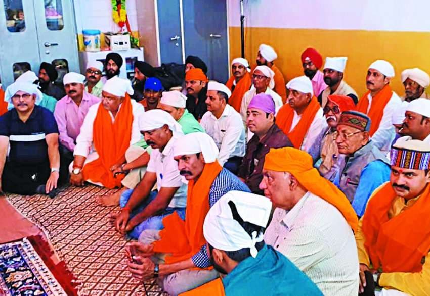 Wreath on Panchpavya in Prabhatferi, a city buzzed with Shabad Kirtan