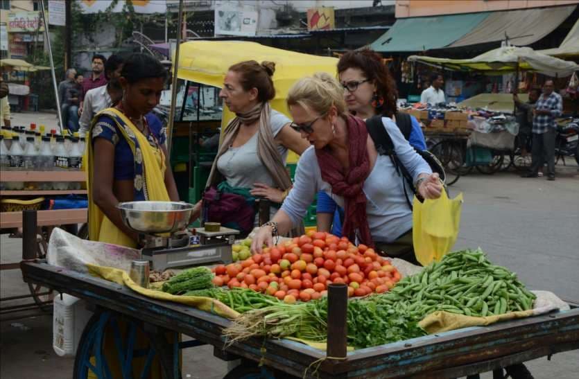 Foreign girl likes Ujjain's red tomatoes and green peas