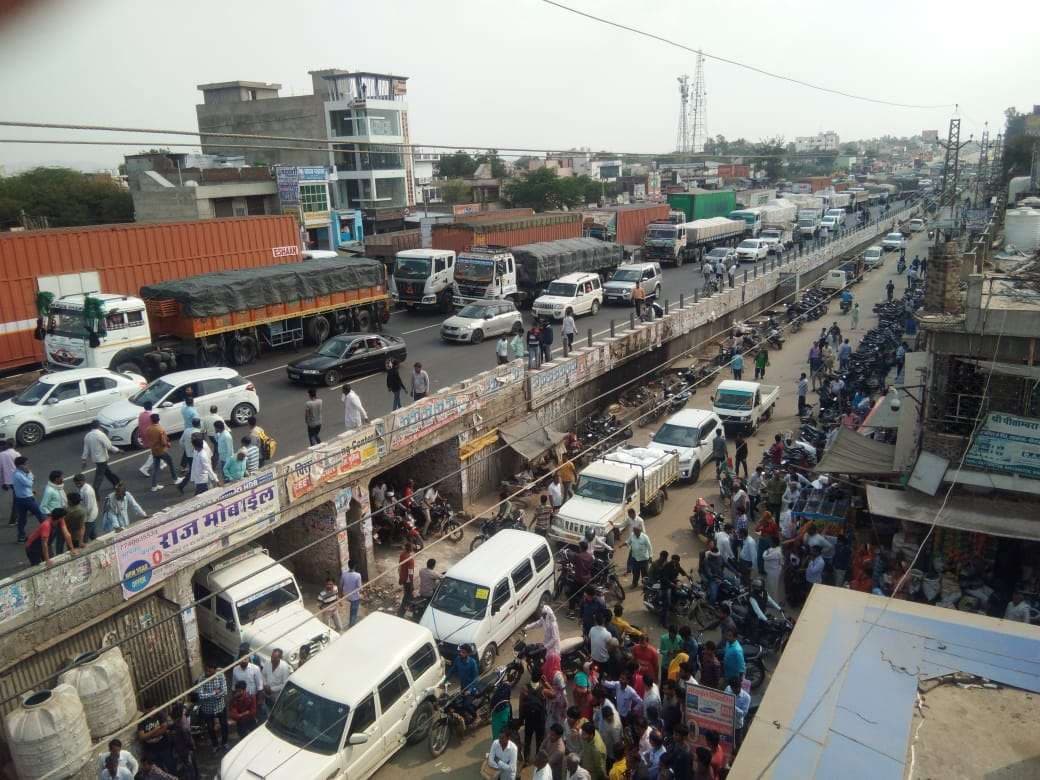 तस्वीरों में देखें...जयपुर—दिल्ली हाइवे पर भयावह हादसा, दुकानें छोड़ भागे लोग