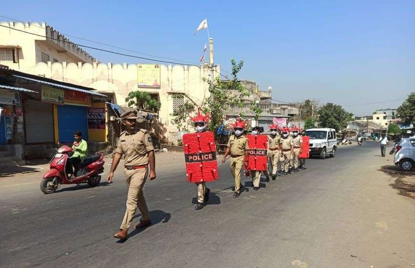 वायरस जैसे हेलमेट पहनकर किया लोगों को जागरूक