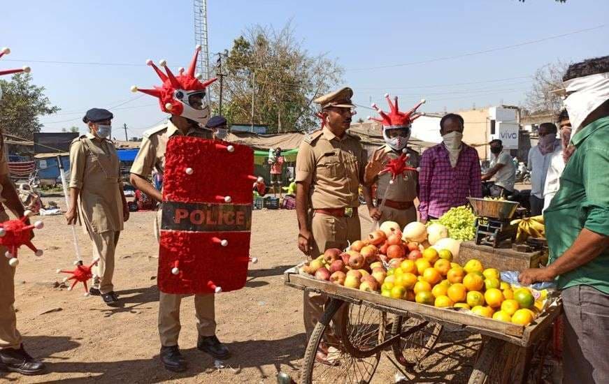 वायरस जैसे हेलमेट पहनकर किया लोगों को जागरूक