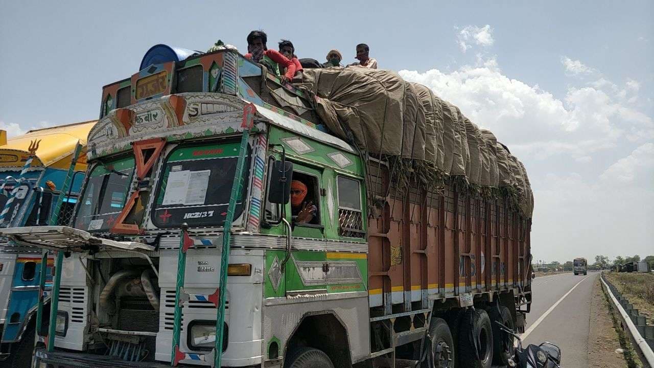 बेबस मजदूर-गांव जाने को मजबूरः भूख-प्यास से बेहाल, छाले भी नहीं थाम पा रहे पांव