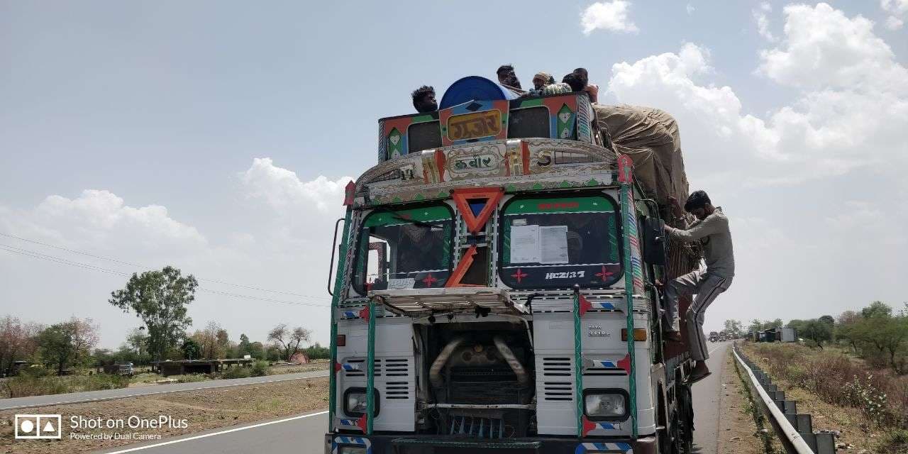 बेबस मजदूर-गांव जाने को मजबूरः भूख-प्यास से बेहाल, छाले भी नहीं थाम पा रहे पांव