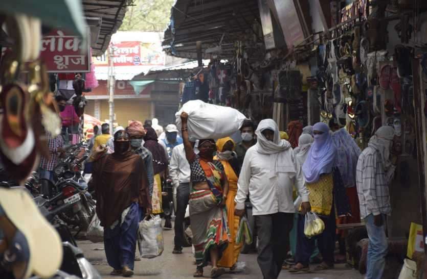 हर रोज बिगड़ रही बाजारों की स्थिति, नहीं रख रहे सोशल डिस्टेंस का ध्यान