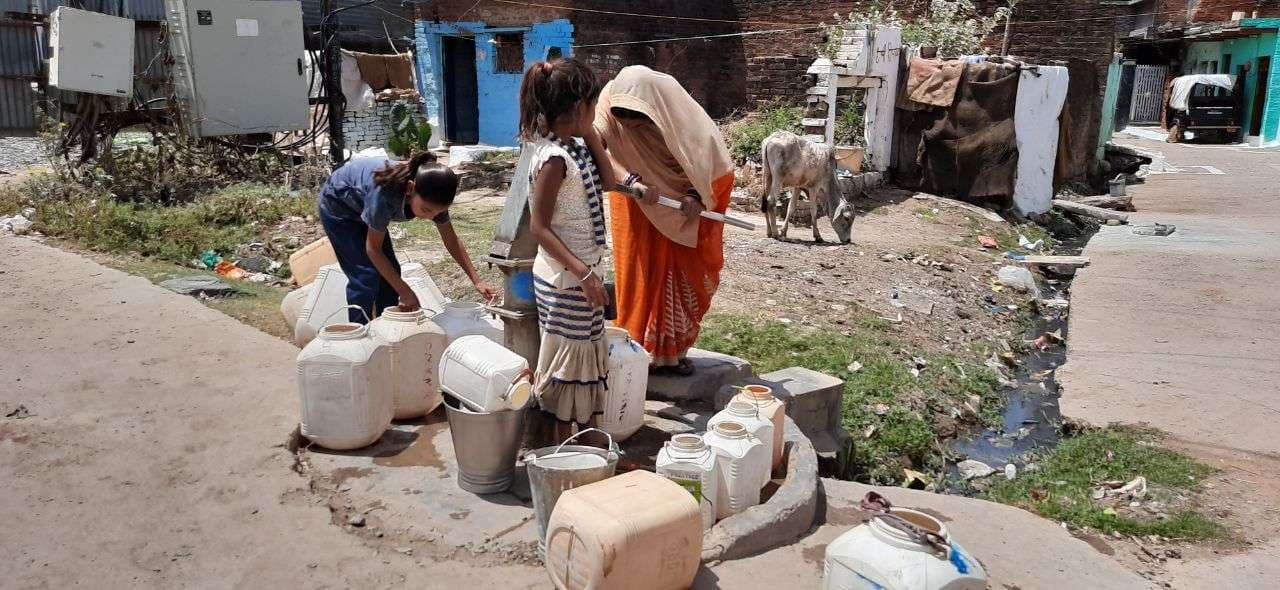 Innocent children, who are suffering from water crisis among the heat of Loo, also help