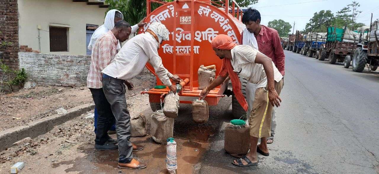 Innocent children, who are suffering from water crisis among the heat of Loo, also help