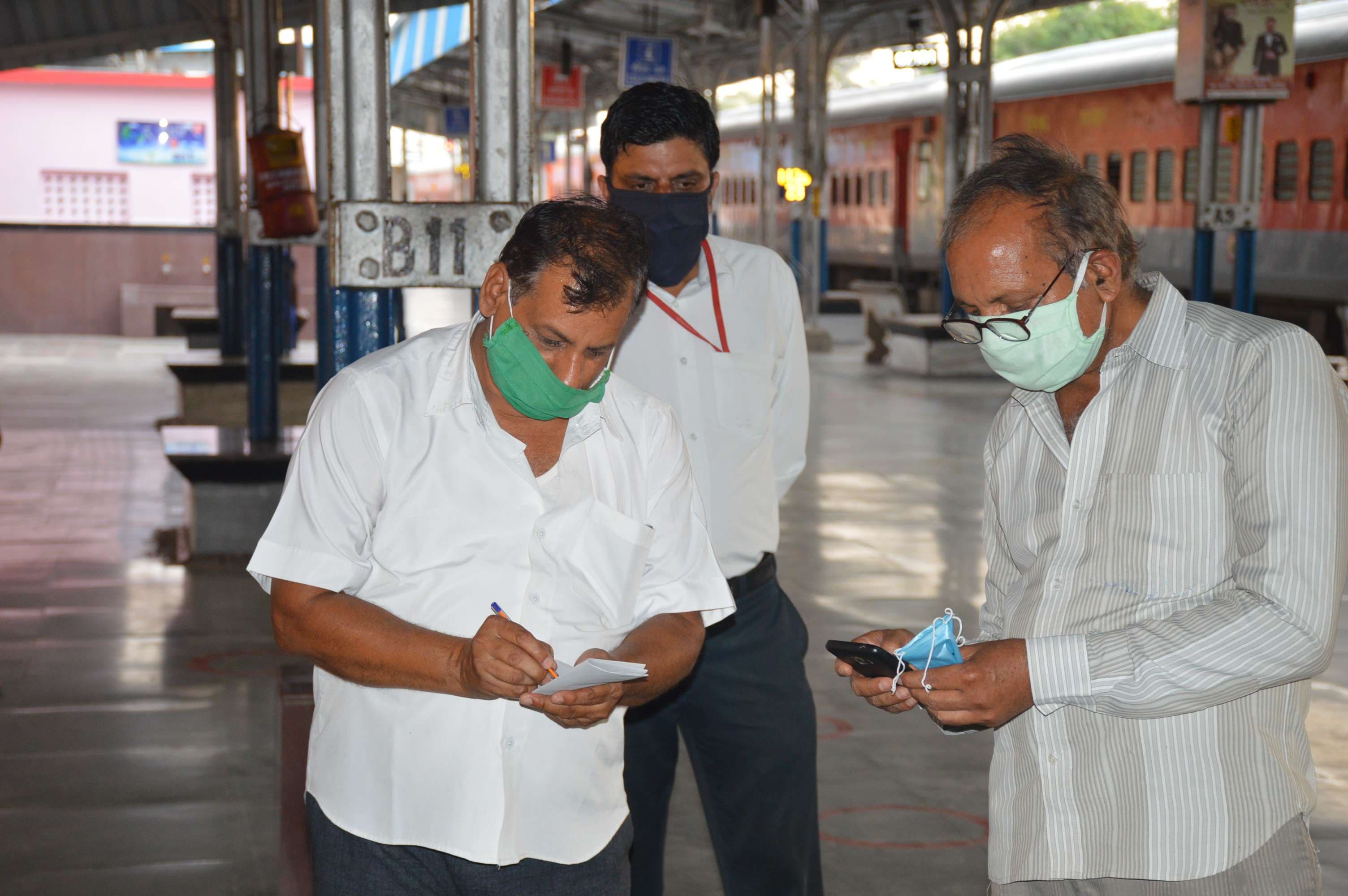 Damoh reached the first passenger train after lock down