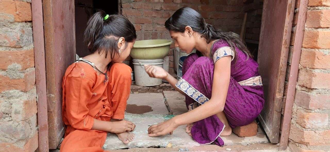 Children are entertained by old games in the city