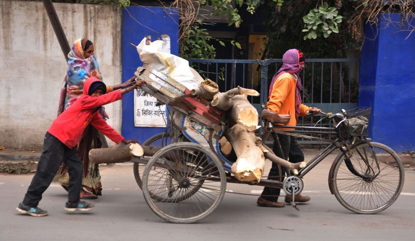 पिता की पीठ मजबूत करने का प्रयास.......देखें ख़ास तस्वीरें