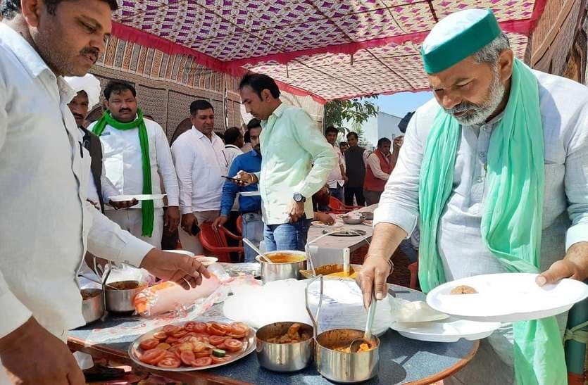 rakesh tikait taking food