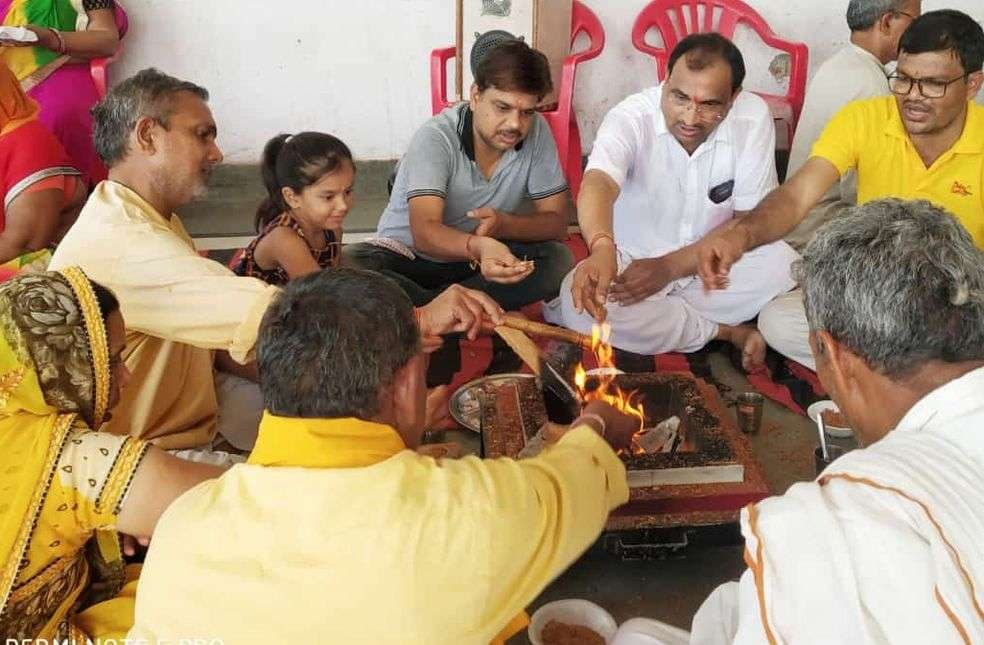 गुरुआश्रम के द्वारे गूंजे जयकारे, शिष्यों ने की चरण पूजा