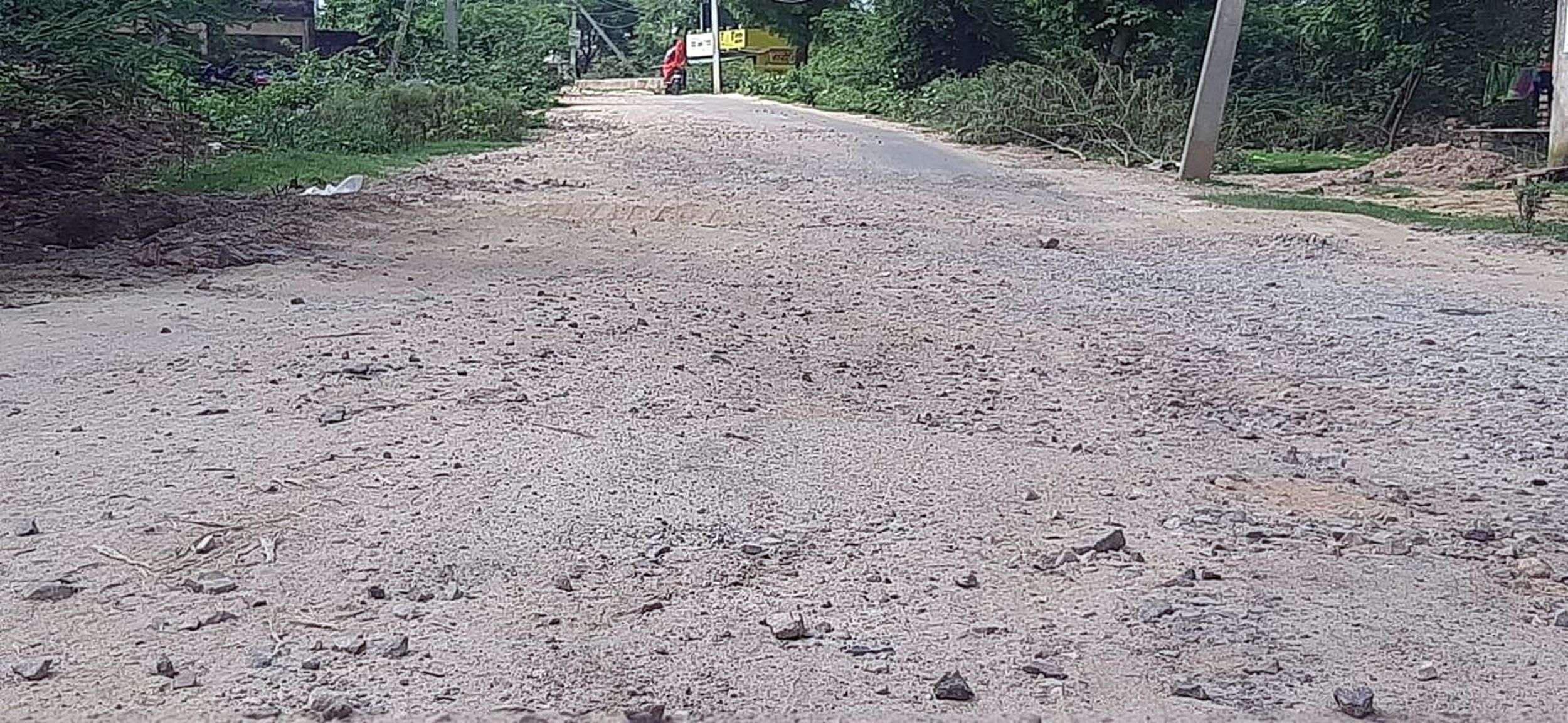 दर्द दे रहीं जर्जर सड़कें, जलभराव बना मुसीबत