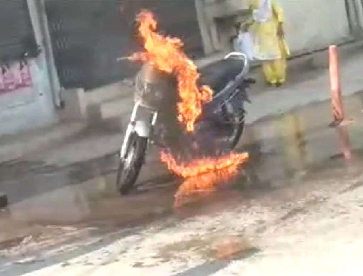 Video: Bike burnt to ashes