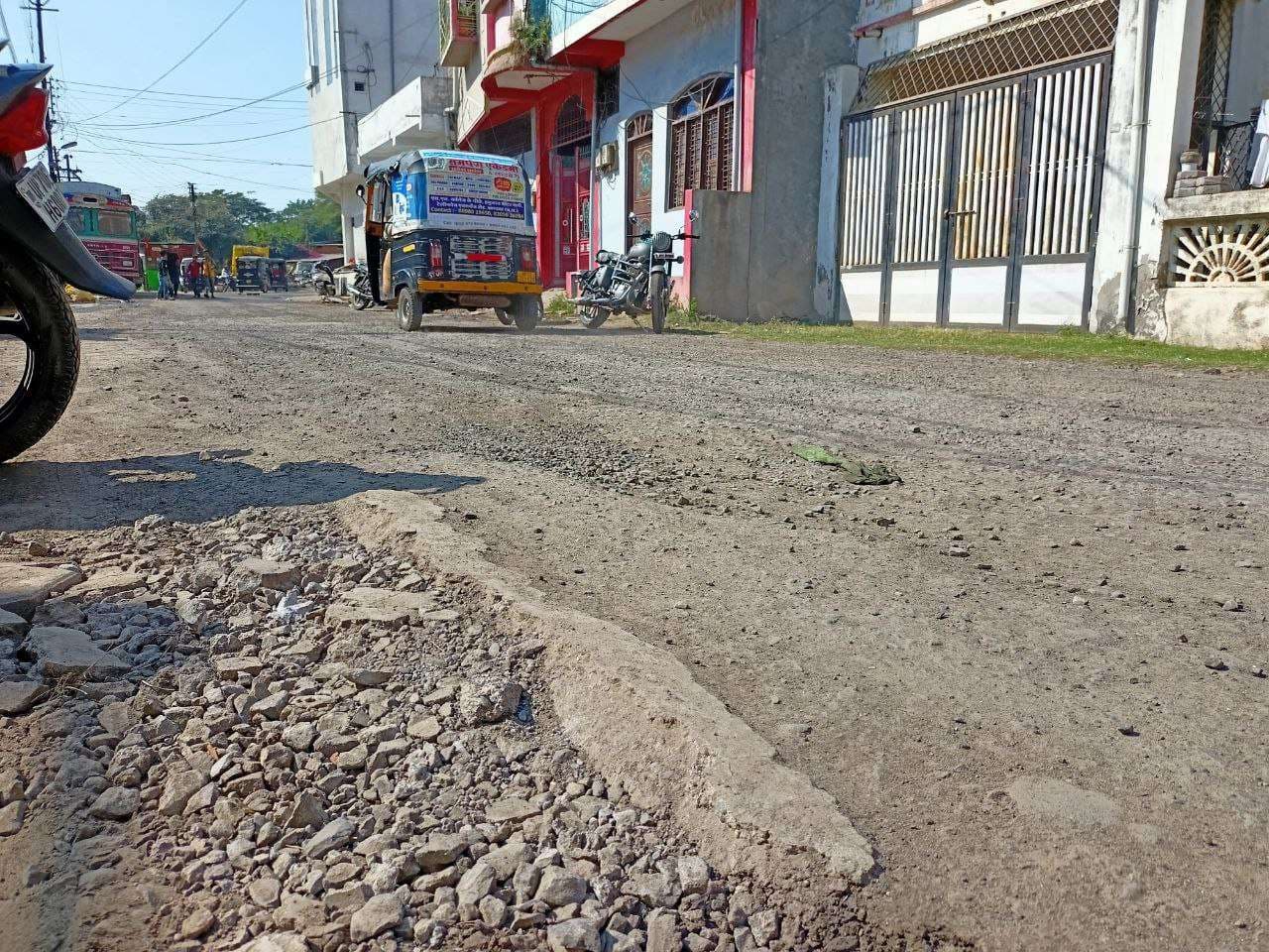 Photo-Story : people are hitching in the potholes on the dilapidat