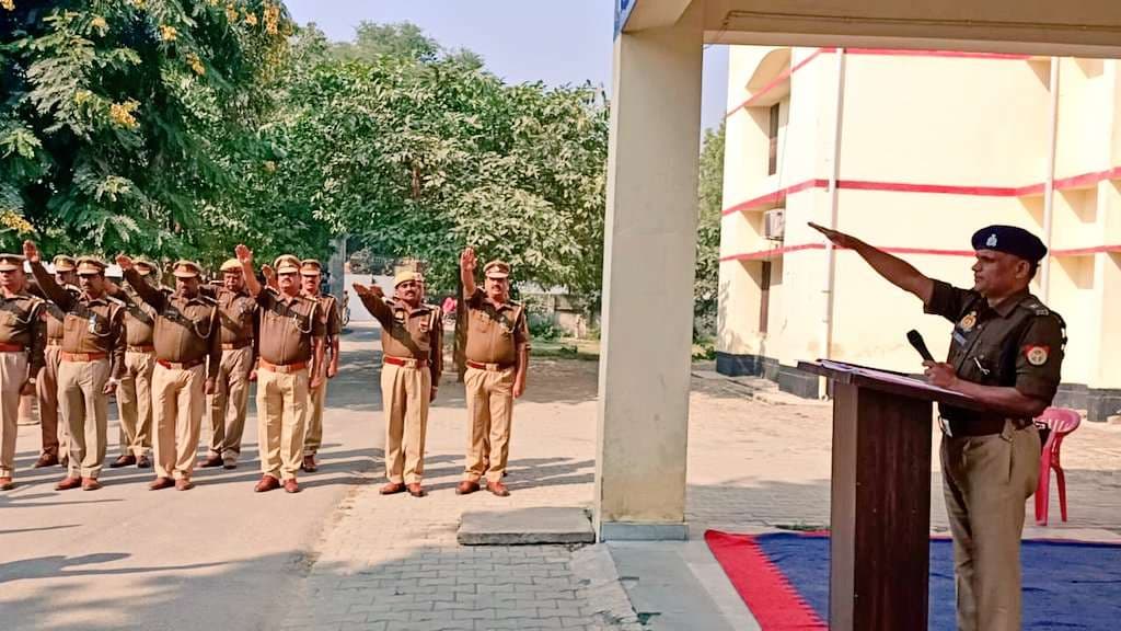 संविधान दिवस पर शपथ दिलाते अपर पुलिस अधीक्षक शिवराज