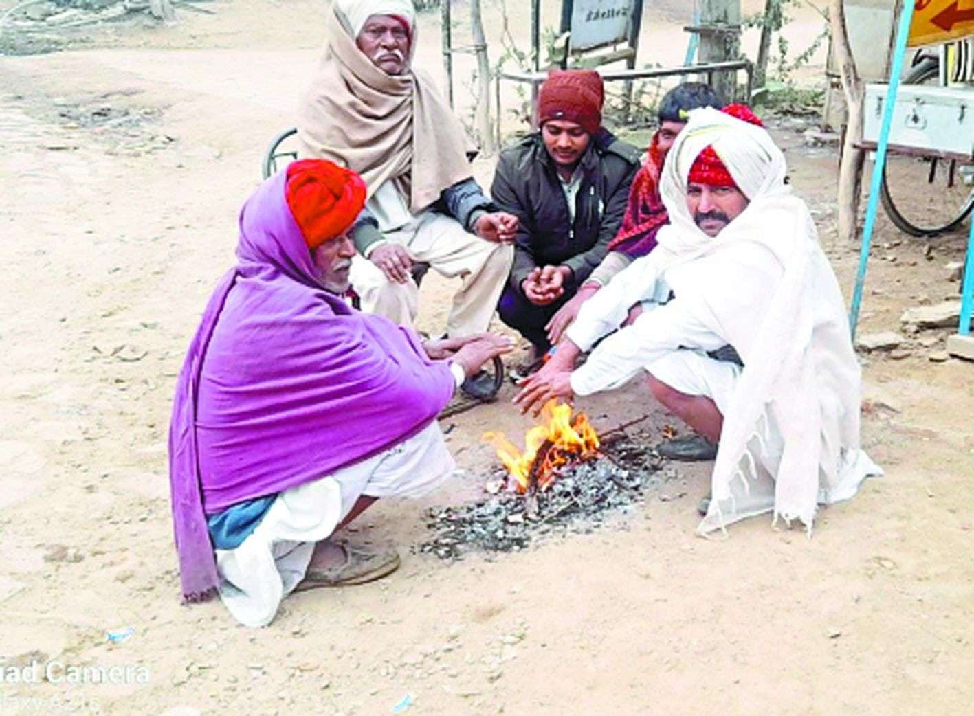 छाया कोहरा सर्दी से बचने के लिए अलाव का सहारा...देखिए तस्वीरें