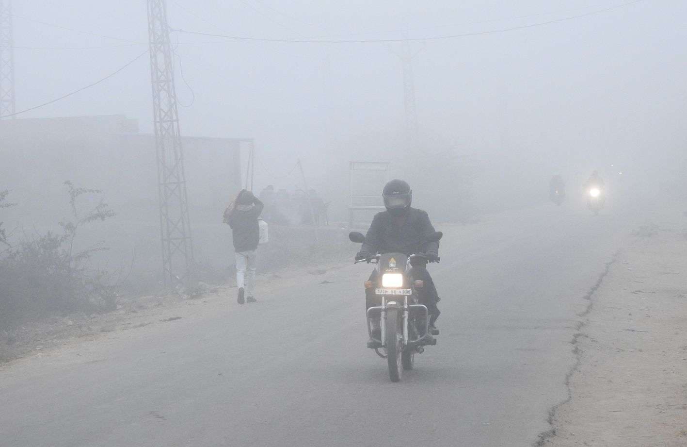 छाया कोहरा सर्दी से बचने के लिए अलाव का सहारा...देखिए तस्वीरें