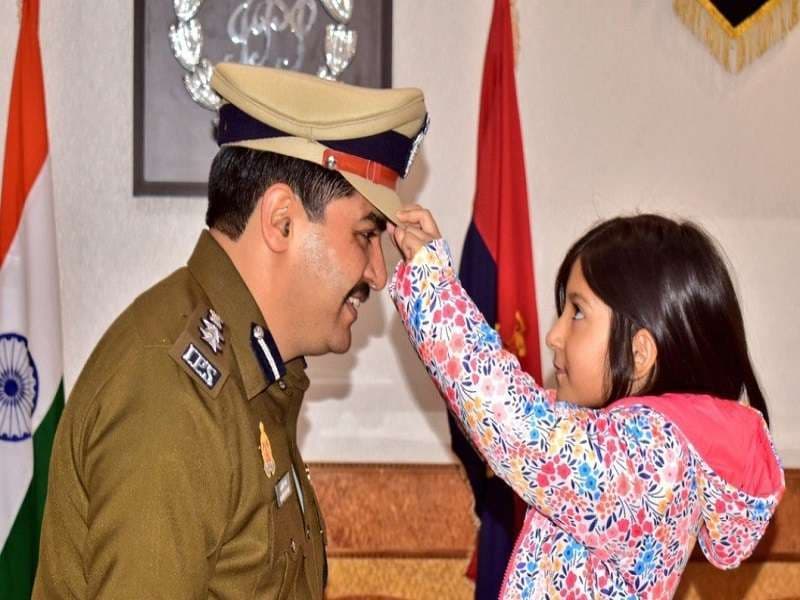 ips_officer_with_doughter.jpg