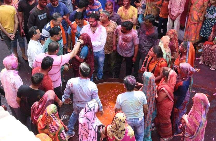 Kodamar Holi : भाभियों ने देवरों की पीठ पर बरसाए प्रेम के कोड़े, देंखें शानदार तस्वीरें