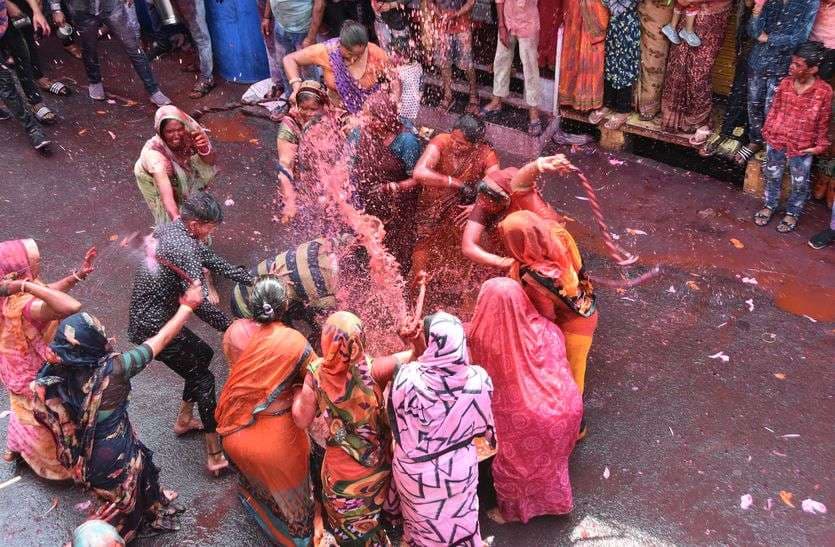 Kodamar Holi : भाभियों ने देवरों की पीठ पर बरसाए प्रेम के कोड़े, देंखें शानदार तस्वीरें