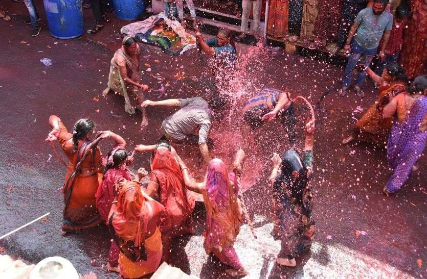 Kodamar Holi : भाभियों ने देवरों की पीठ पर बरसाए प्रेम के कोड़े, देंखें शानदार तस्वीरें