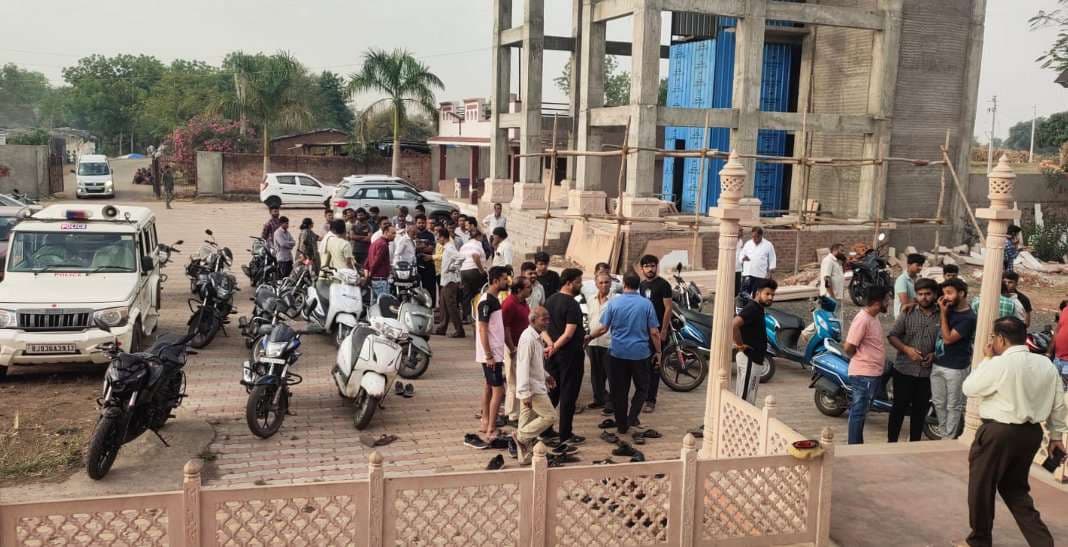 बांसवाड़ा . मंदिर परिसर के बाहर एकत्रित लोग।