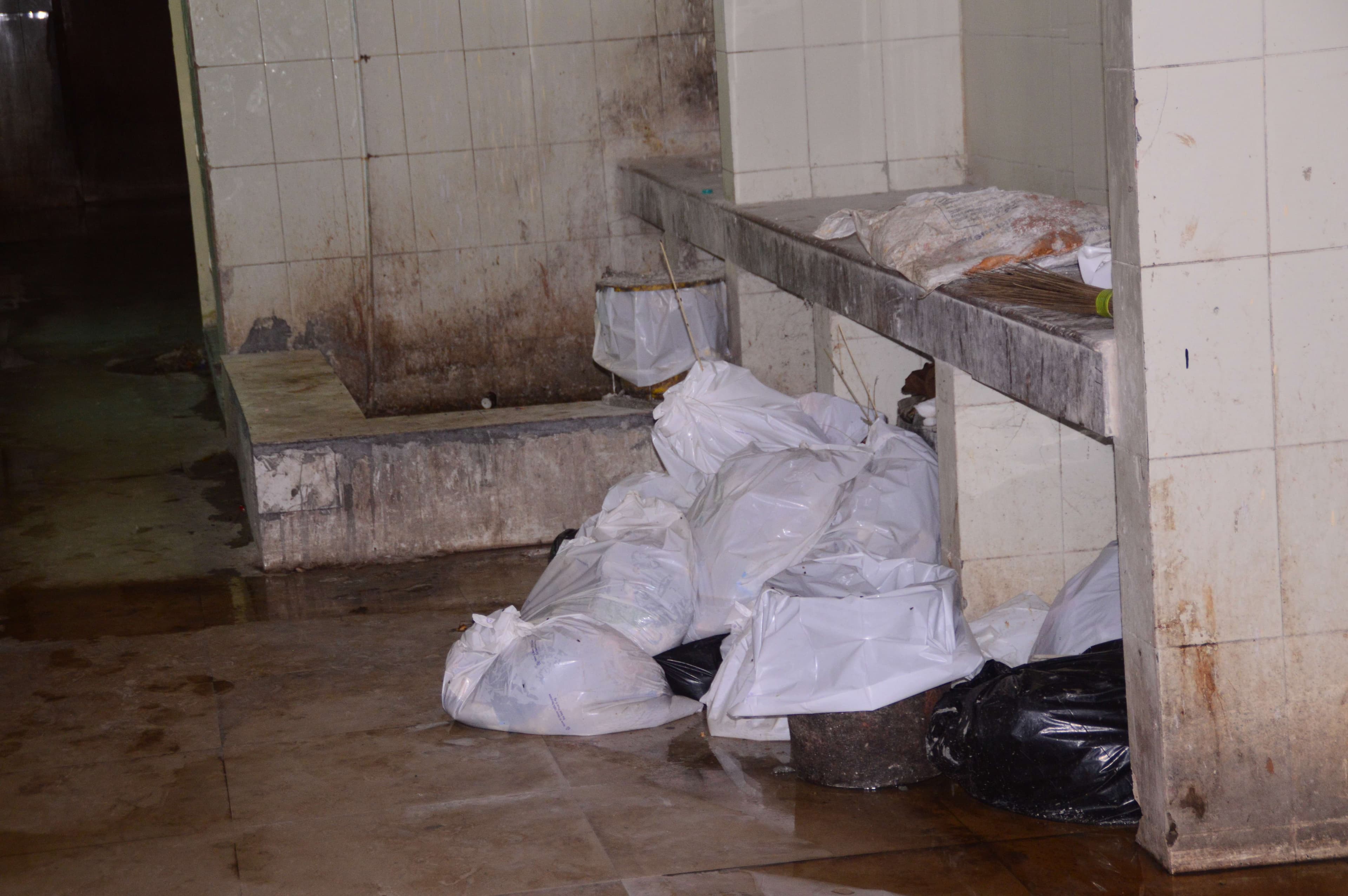 If you want to see the condition of the hospitals in Jhalawar, then see this photo gallery