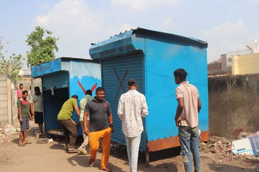 बांसवाड़ा. अतिक्रमण दल प्रभारी रमेश चंद्र पाटीदार के नेतृत्व में सहायक नगर नियोजक मुकुंद रावल, स्वच्छता निरीक्षक सुरेश डामोर, दिग्पाल सिंह और कार्य स्वच्छता निरीक्षक कुलदीप निनामा ने की कार्रवाई।