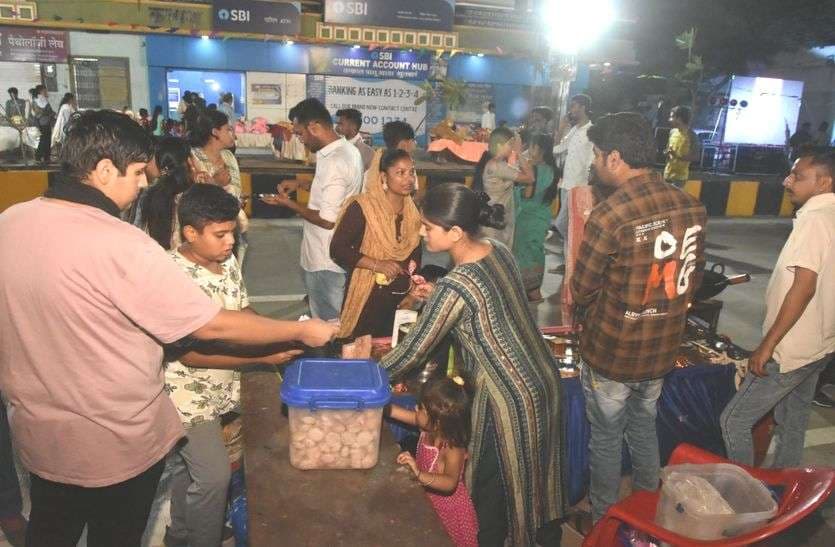 photo: didi and bhabhi fun in the fair on the Ratlam