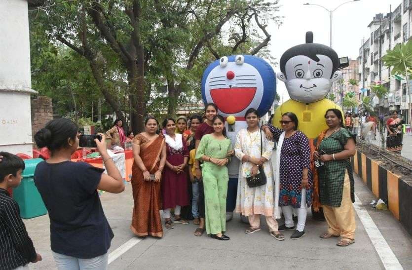 photo: didi and bhabhi fun in the fair on the Ratlam