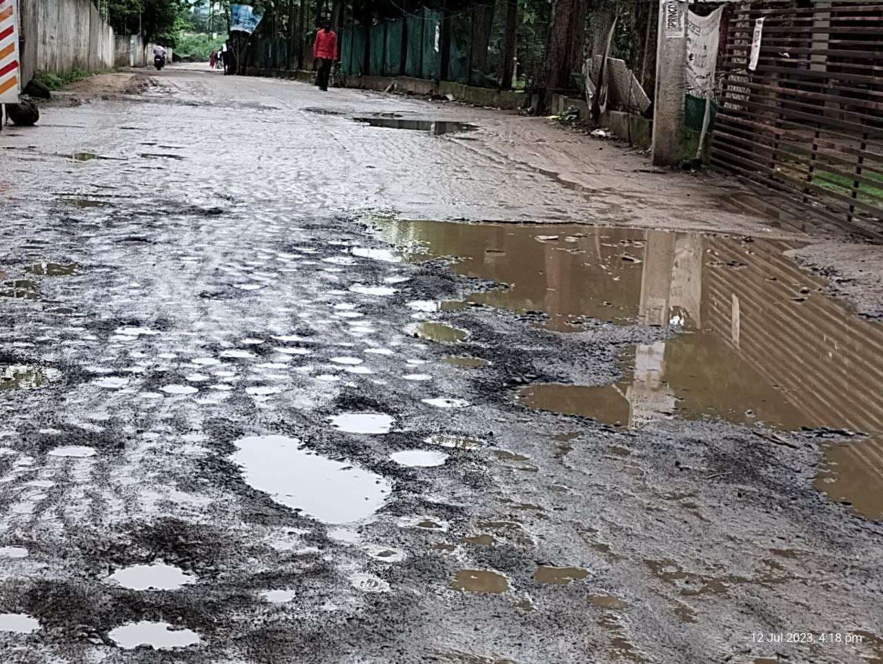 नर्मदा घाट पर जमा हुई मिट्टी सड़कों के गड्ढों में भराया बारिश का पानी