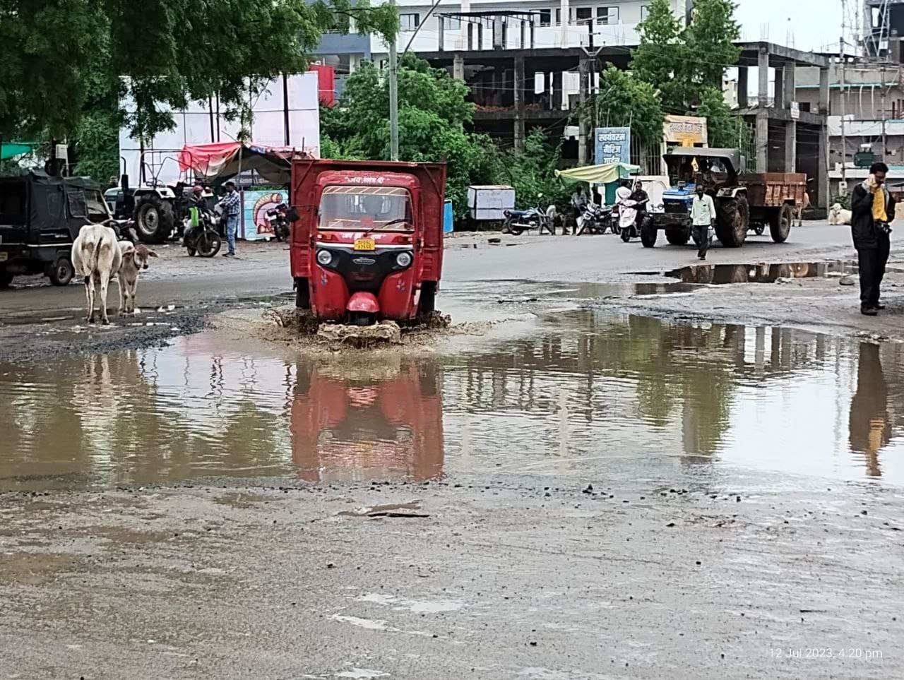 नर्मदा घाट पर जमा हुई मिट्टी सड़कों के गड्ढों में भराया बारिश का पानी